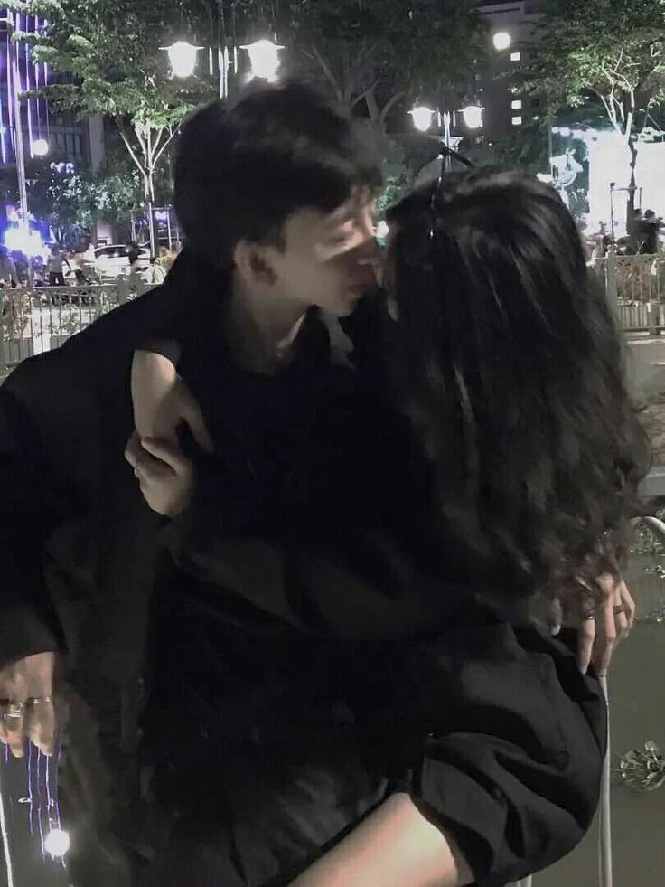 Em gái tôi yêu một người mẫu ma-nơ-canh trong trung tâm thương mại.