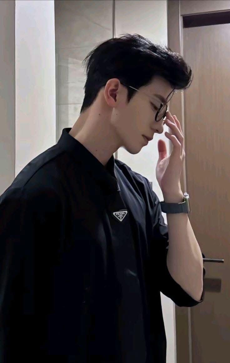 ANH ẤY CÓ BẢY PHẦN HOANG DẠI